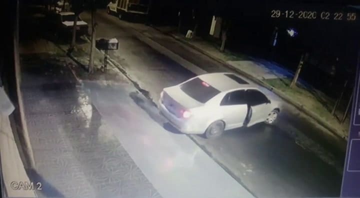 Un auto fue usado como ariete por ladrones para romper un portón y entrar a robar a jubilados