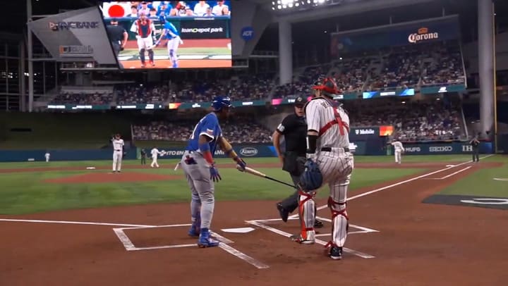 El venezolano Ronald Acuña Jr. celebra su jonrón vs. Japón