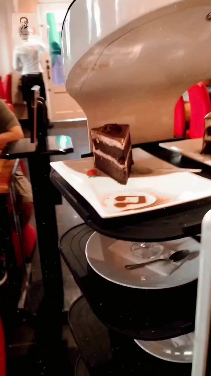 Un robot atiende mesas en un restaurante de Cuba