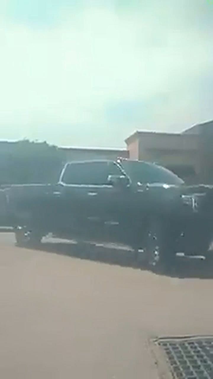 El momento en que un hombre descendió de un rodado y comenzó a disparar en un shopping