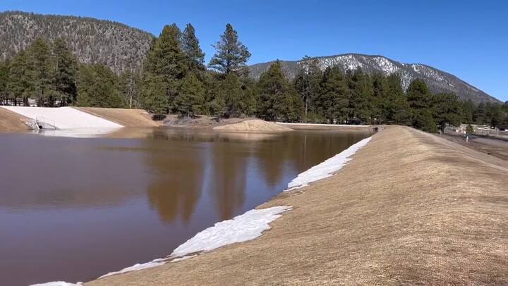 Las cuencas que retienen el agua de deshielo en Flagstaff lucen a su máxima capacidad