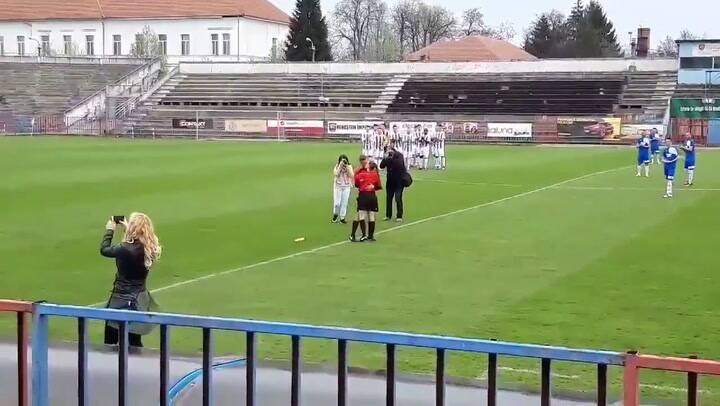 El momento en que el árbitro le pide casamiento a su novia - Fuente: Twitter