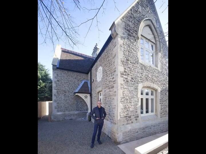 Un hombre gastó una fortuna para levantar una mansión en un cementerio abandonado - Fuente: YouTube