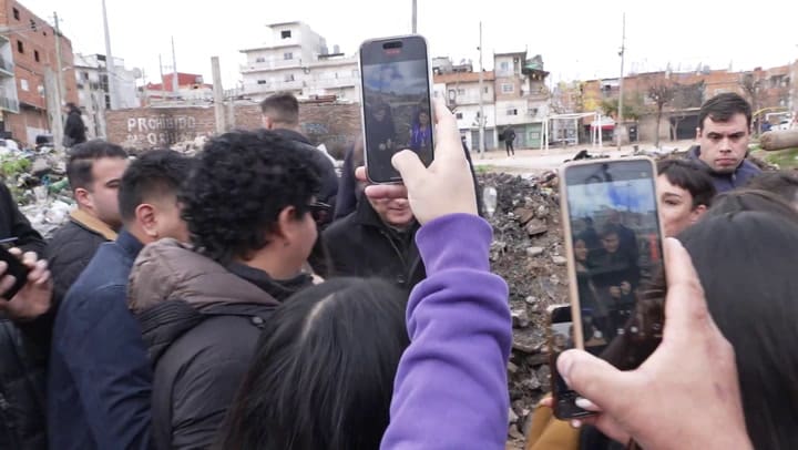 Javier Milei con vecinos de Las Achiras durante el lanzamiento de la campaña bonaerense