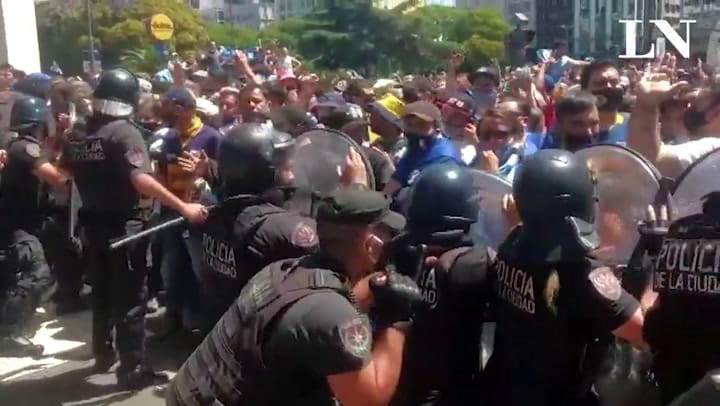 Los hinchas que quedarían afuera del velatorio inician disturbios en la 9 de Julio