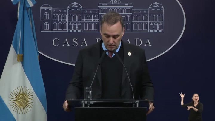 Adorni anuncia la detección de presuntos espías rusos