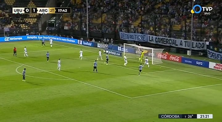 La atajada de 'Dibu' Martínez (17' ST)