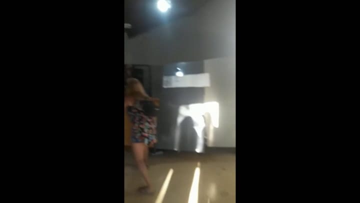 Vecinos irrumpen en una comisaría para increpar a un policía acosador