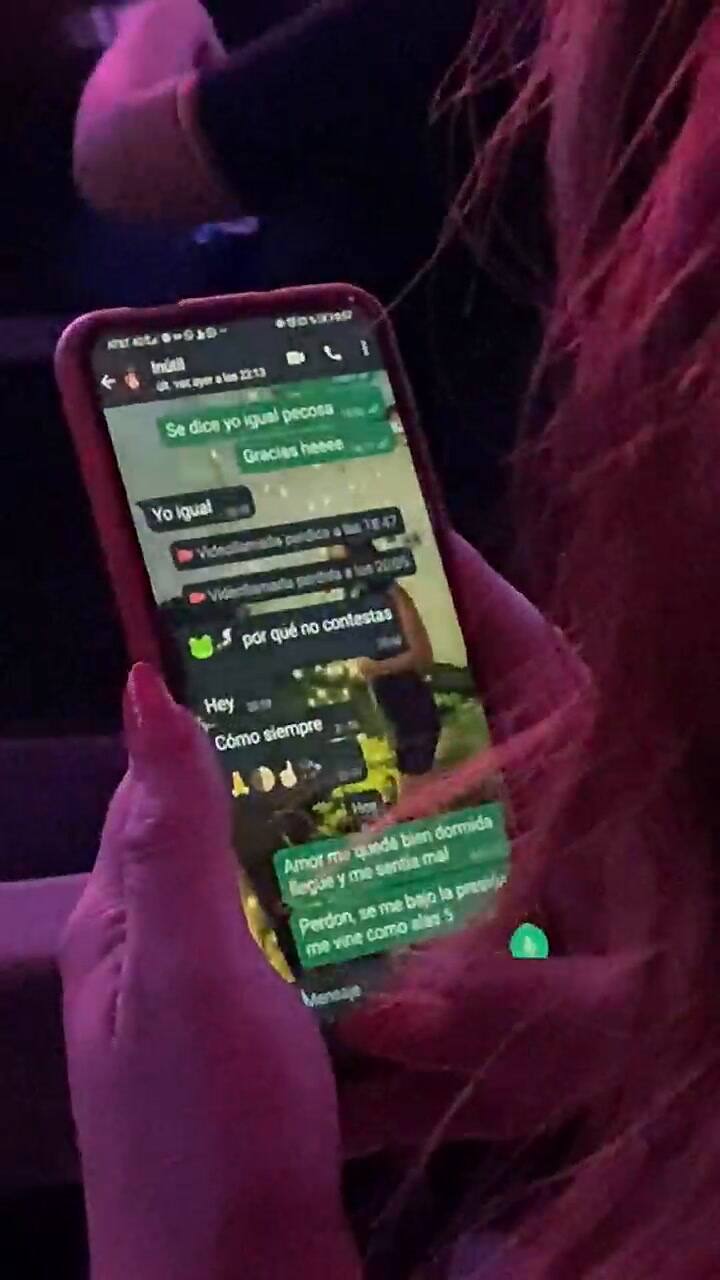 Captan a joven mintiendo por WhatsApp a su pareja en pleno show