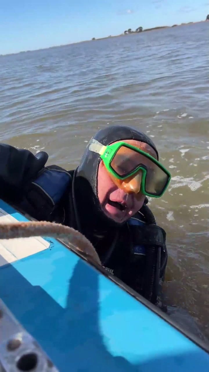 El intendente Pablo Zurro mientras hacía un video bajo el agua