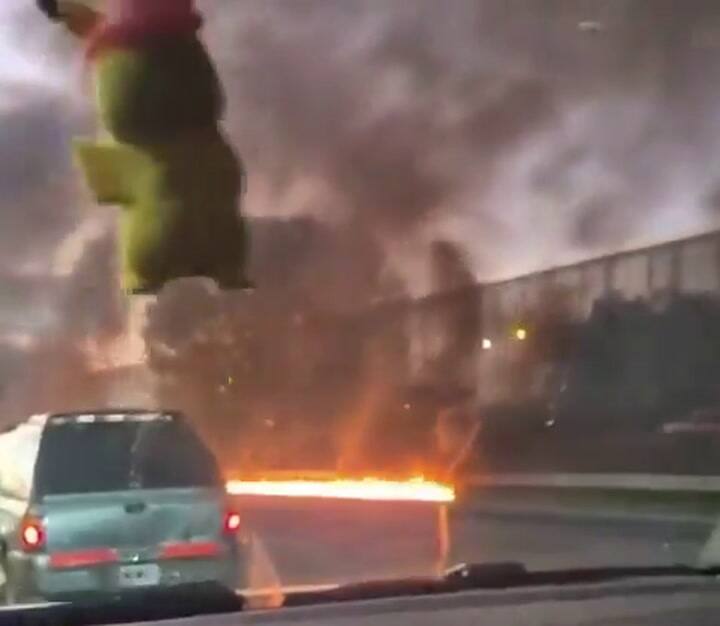 Impactante incendio de un camión en Panamericana: dejó una línea de fuego en el asfalto