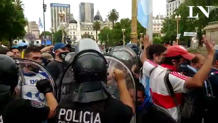 Empujones y forcejeos de los hinchas para poder despedirse de Diego Maradona