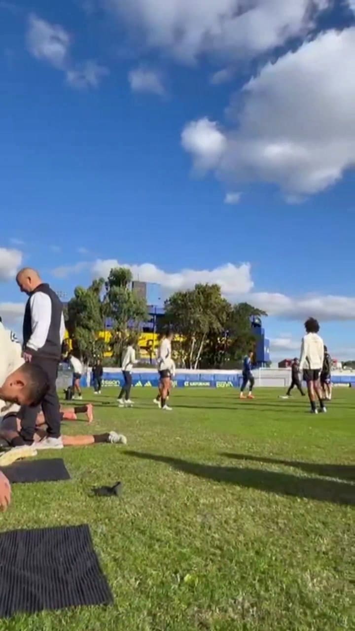 Juega la Sudamericana contra San Lorenzo: Neymar entrenó en la Bombonera y Riquelme le hizo un regalo