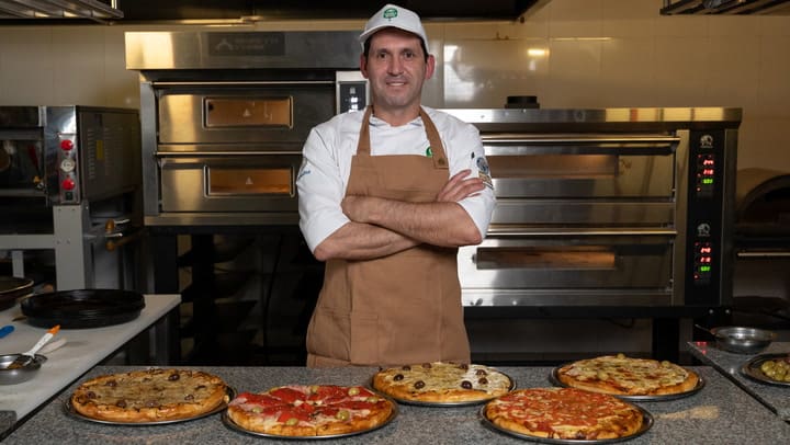 Adelanto: el maestro pizzero Diego Dávila enseña cómo hacer la auténtica masa de pizza y la icónica fugazzeta argentina