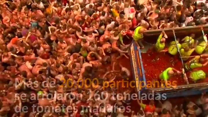 Participantes de festival español se lanzan tomates