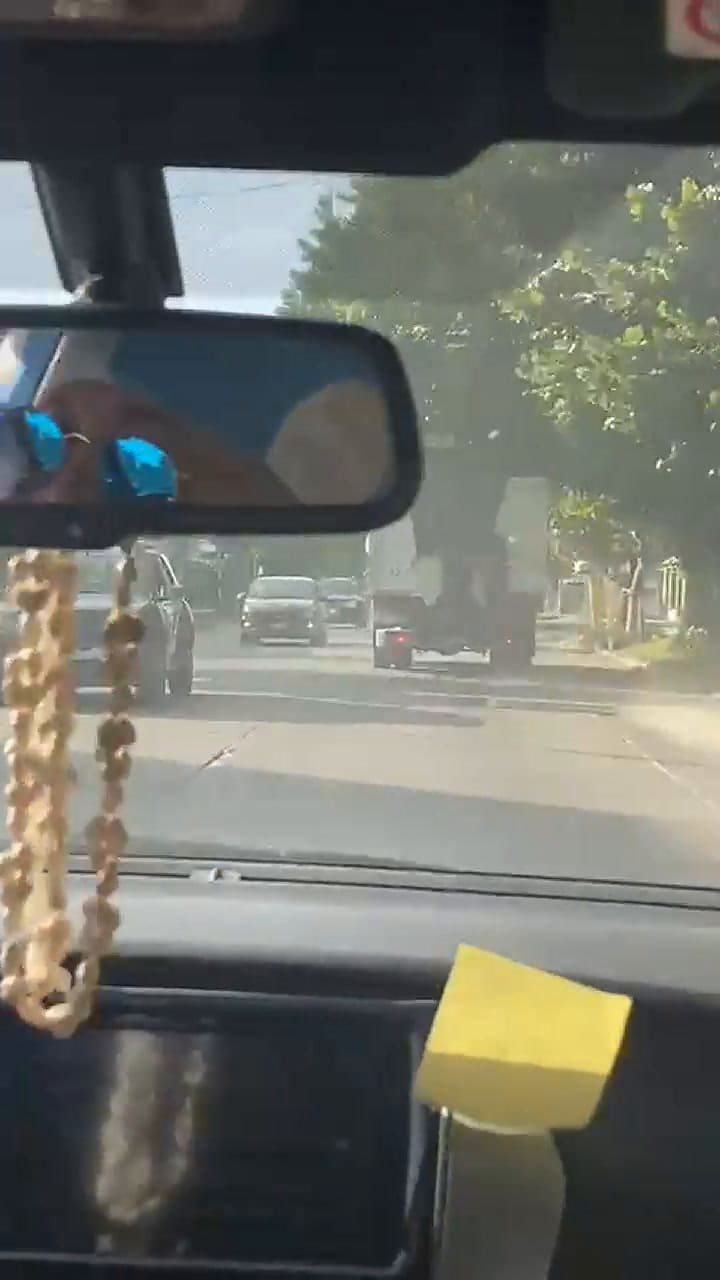 Un camión chocó tres autos, los destruyó y se dio a la fuga 4