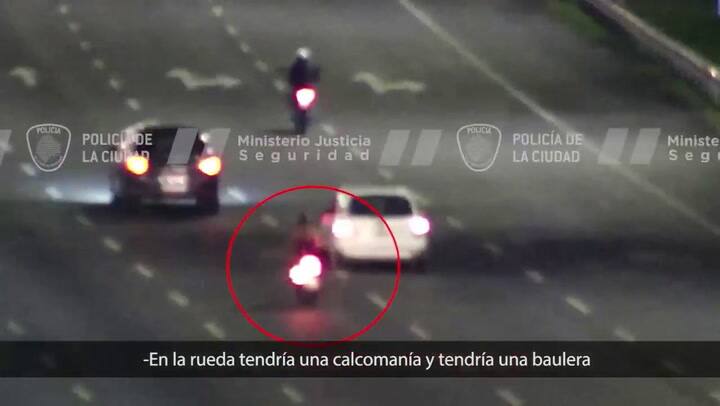 Escapaba en una moto robada, fue interceptado por tres patrulleros y volcó