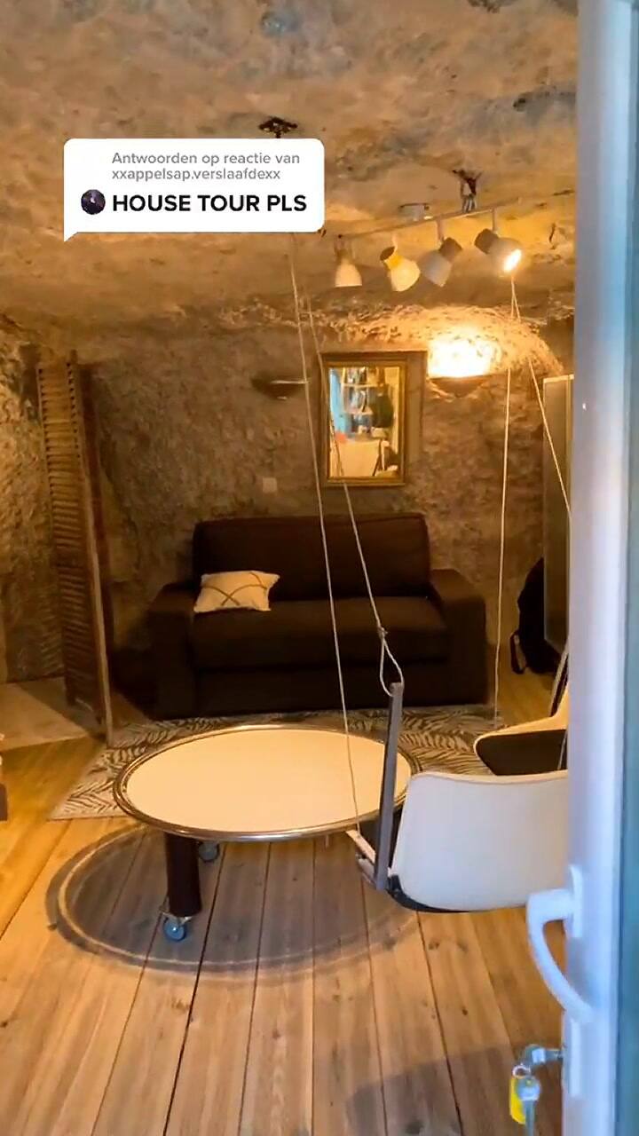 Una joven muestra cómo es la experiencia de vivir en una cueva