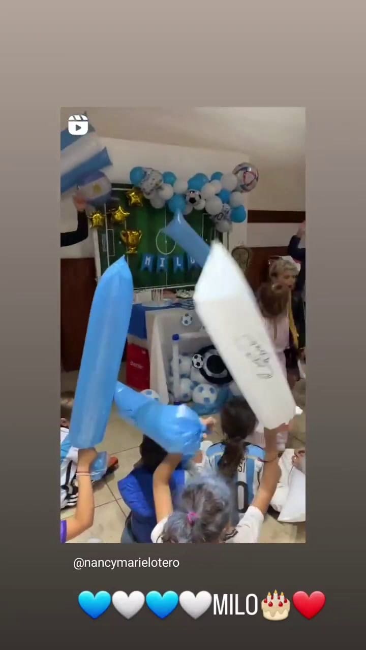 Oscar Ruggeri le entregó la copa del mundo a su nieto en su cumpleaños