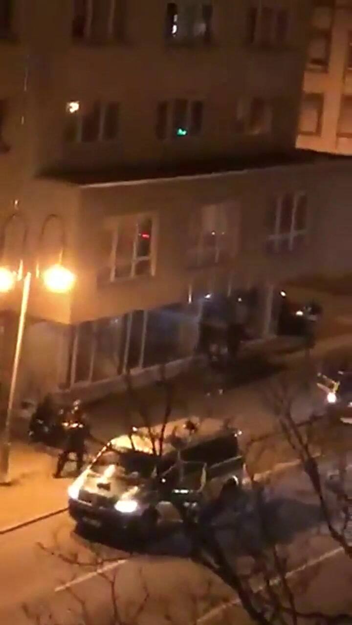 Un tirador disparó contra personas desde un auto