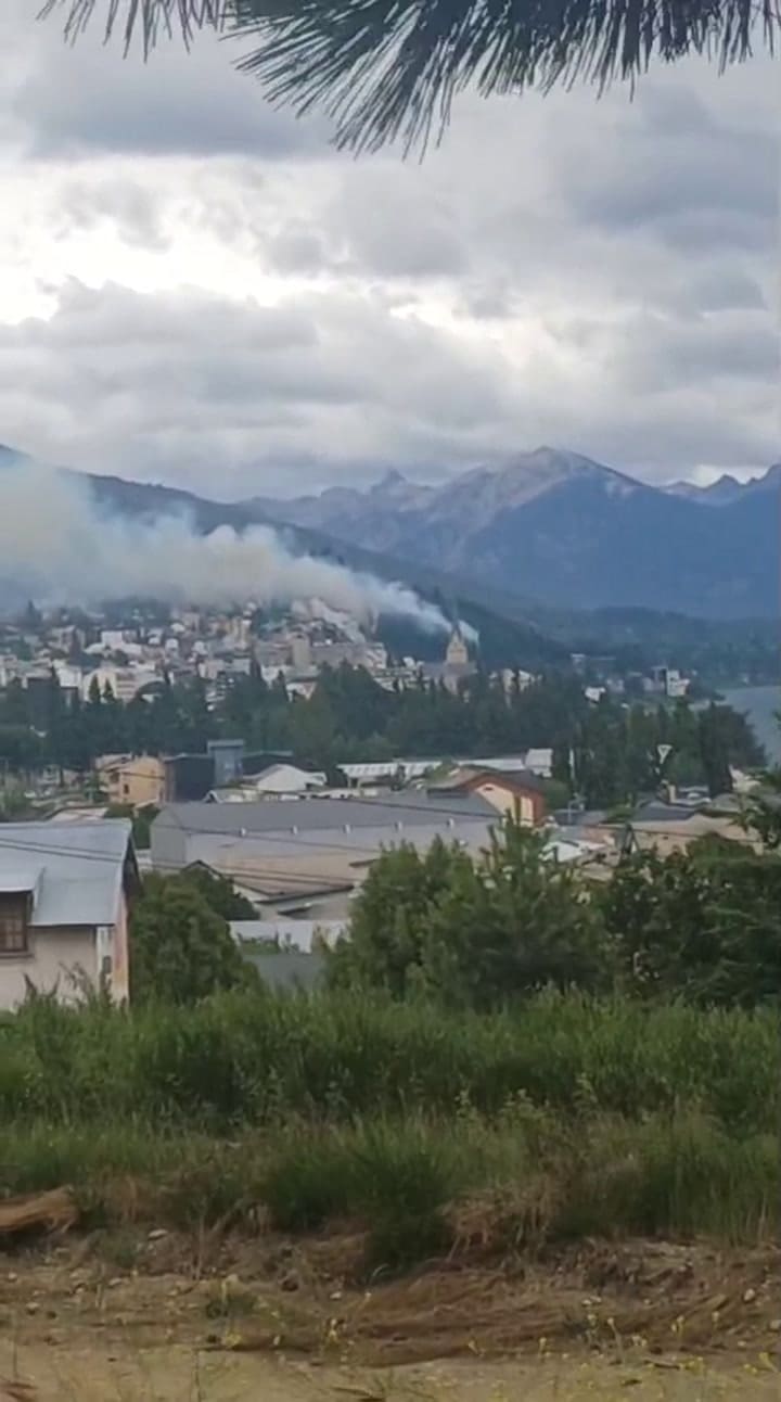 El fuego avanza a la altura del km 1 de la avenida Bustillo