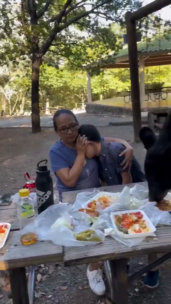 México: la reacción de una mujer al ser sorprendida por un oso negro