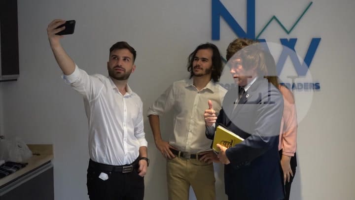 Milei y Novelli, en una clase con alumnos "gold" y muchas selfies