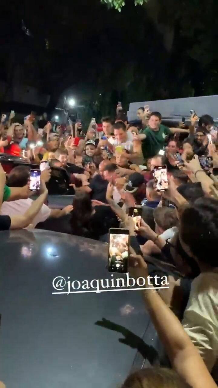 La salida del '10' del restaurante porteño (@joaquinbotta)