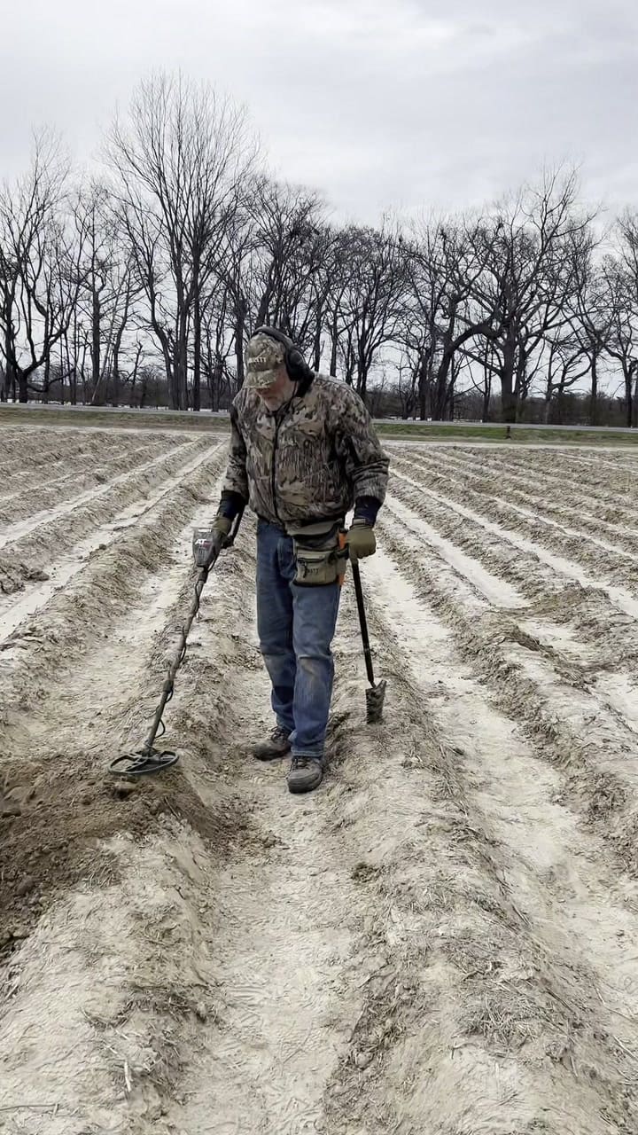 Exploraba un campo de Estados Unidos con su detector de metales y halló una pieza histórica de US$46 mil