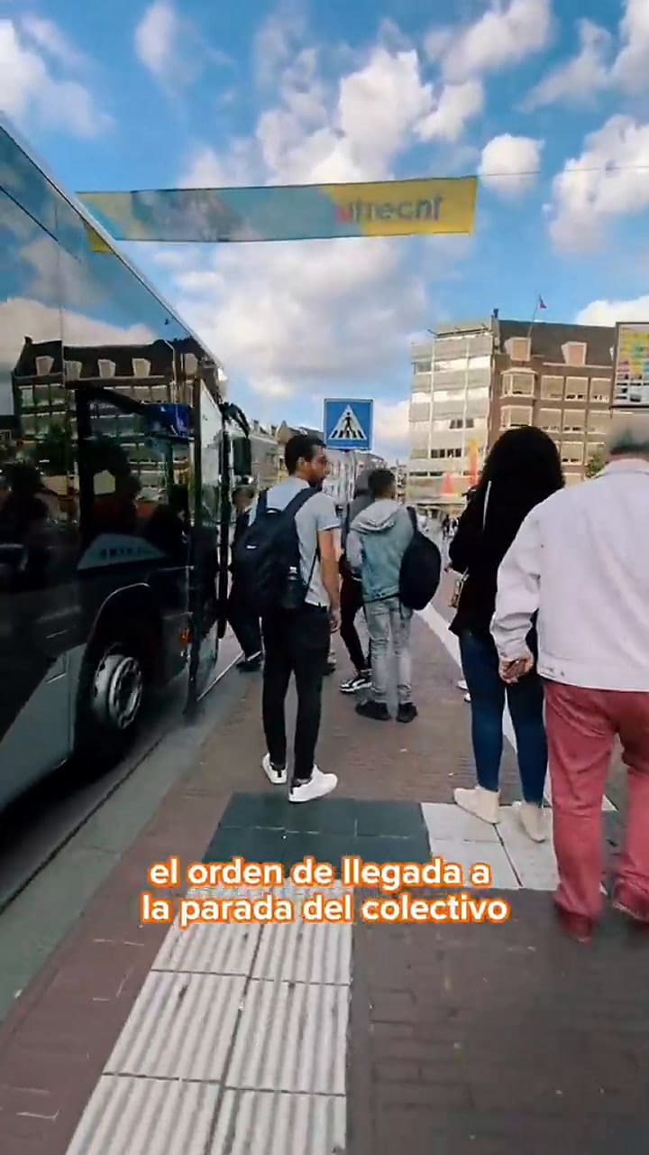 El polémico video de un usuario de Tiktok sobre su viaje en colectivo en Países Bajos
