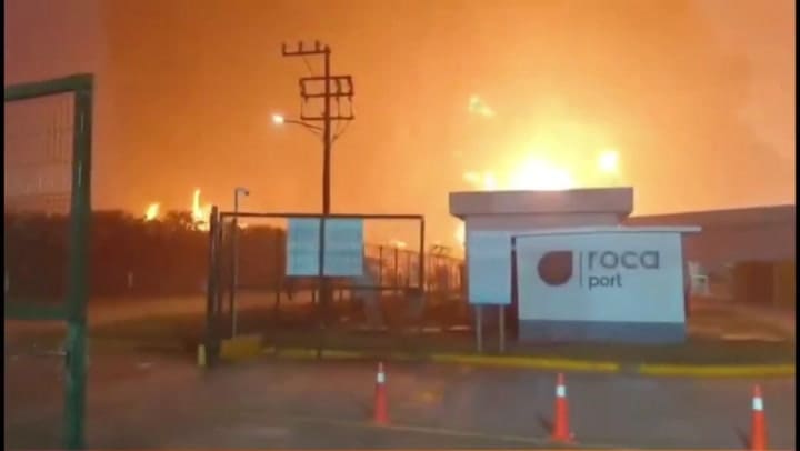 Apagar las densas llamaradas requirió de una trabajo coordinado de los servicios de emergencia por al menos dos horas