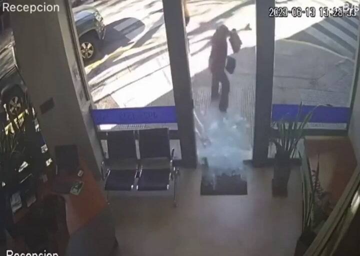 GIF Fue a la inmobiliaria del presidente de Vélez, se enojó e hizo estallar la puerta de un portazo