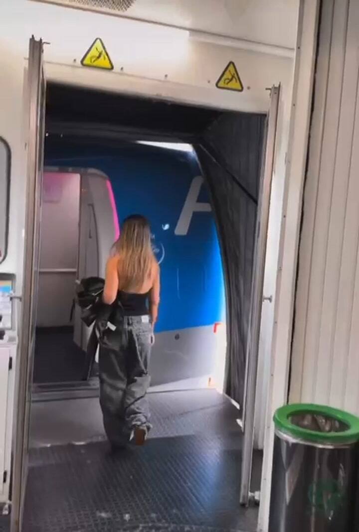 Agostina Páez ingresando al avión que la trajo devuelta a la Argentina
