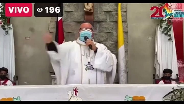 El cura la rompe en las redes sociales con un hit contra el coronavirus