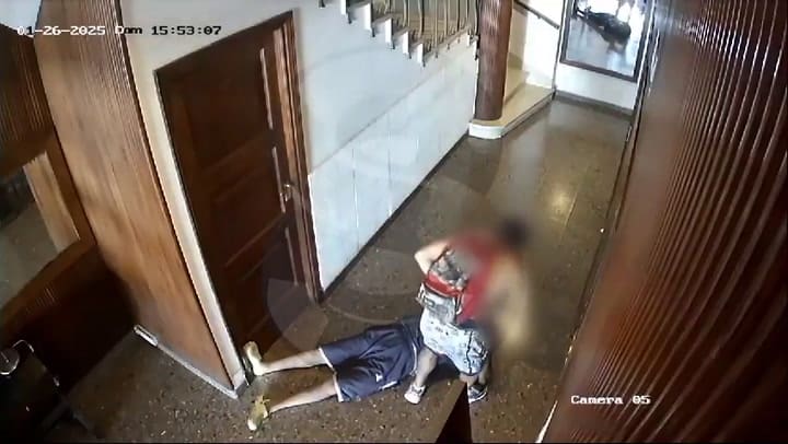 Mar del Plata: aprovechó que un hombre se descompensó en el hall de un edificio y le robó