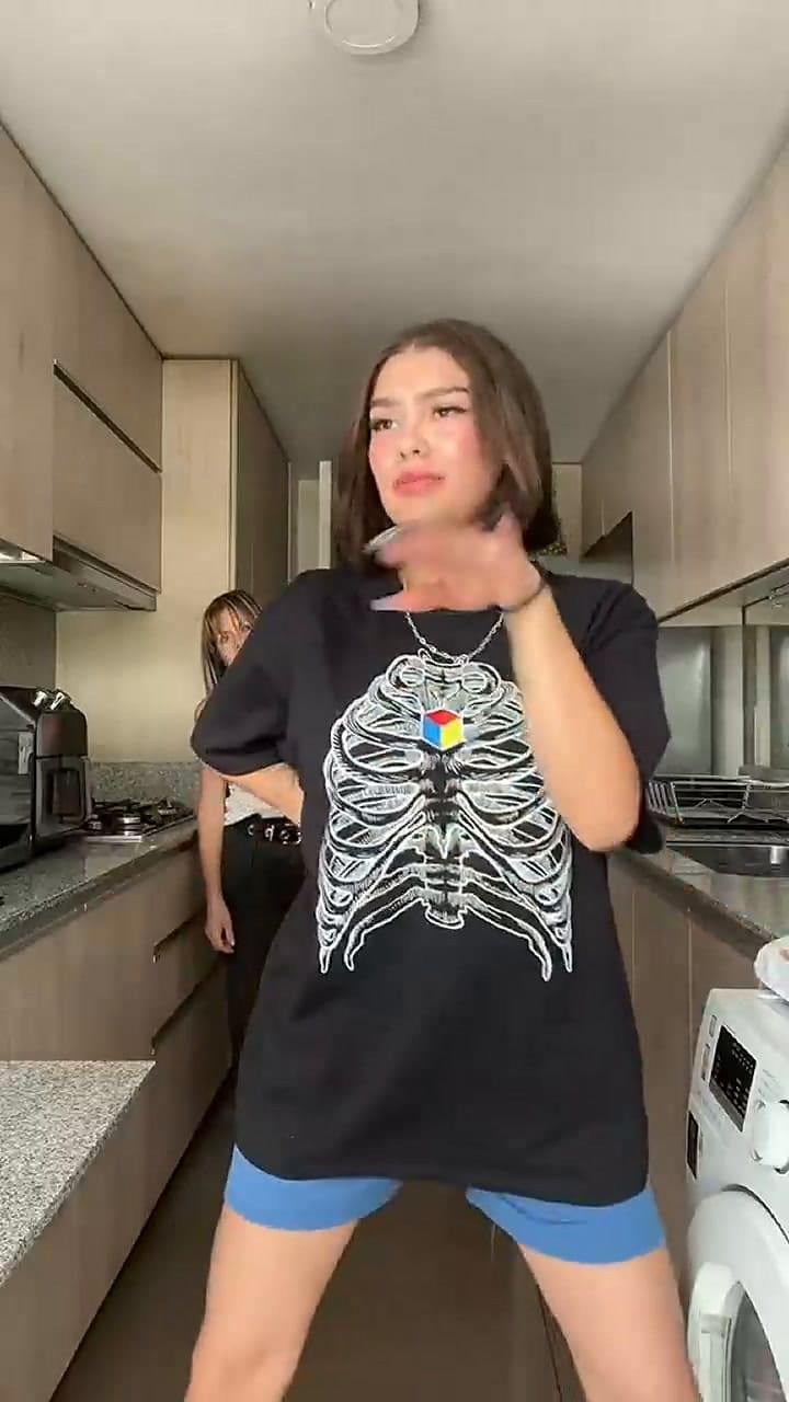 Joven se viraliza por hacer 'trend' mientras alguien la observaba