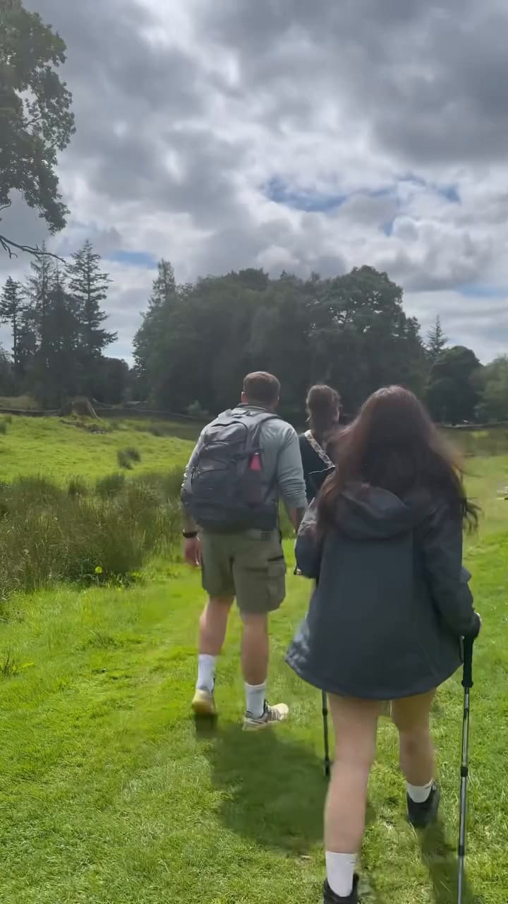 Sufrió una severa lesión en su rodilla, temió no volver a caminar y, tres años después, visitó la tumba de su papá