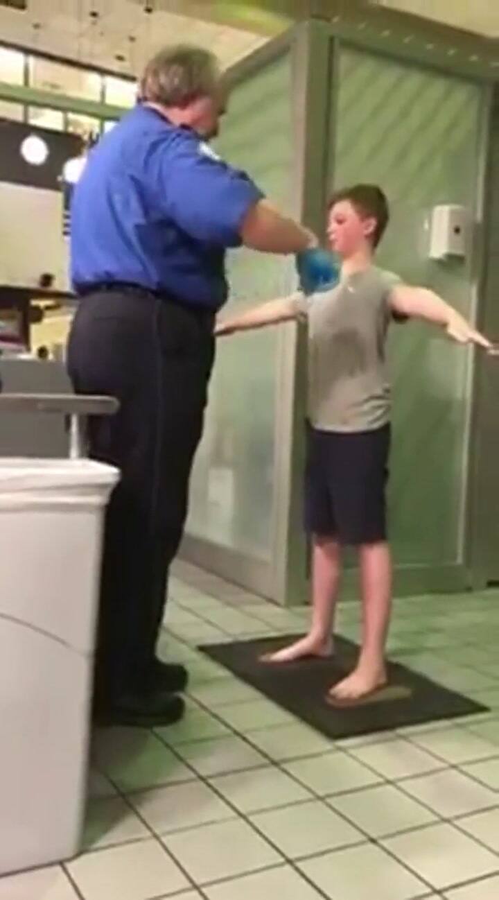 Un niño quedó 'traumatizado' tras un escandaloso cacheo de seguridad en un aeropuerto de los Estados