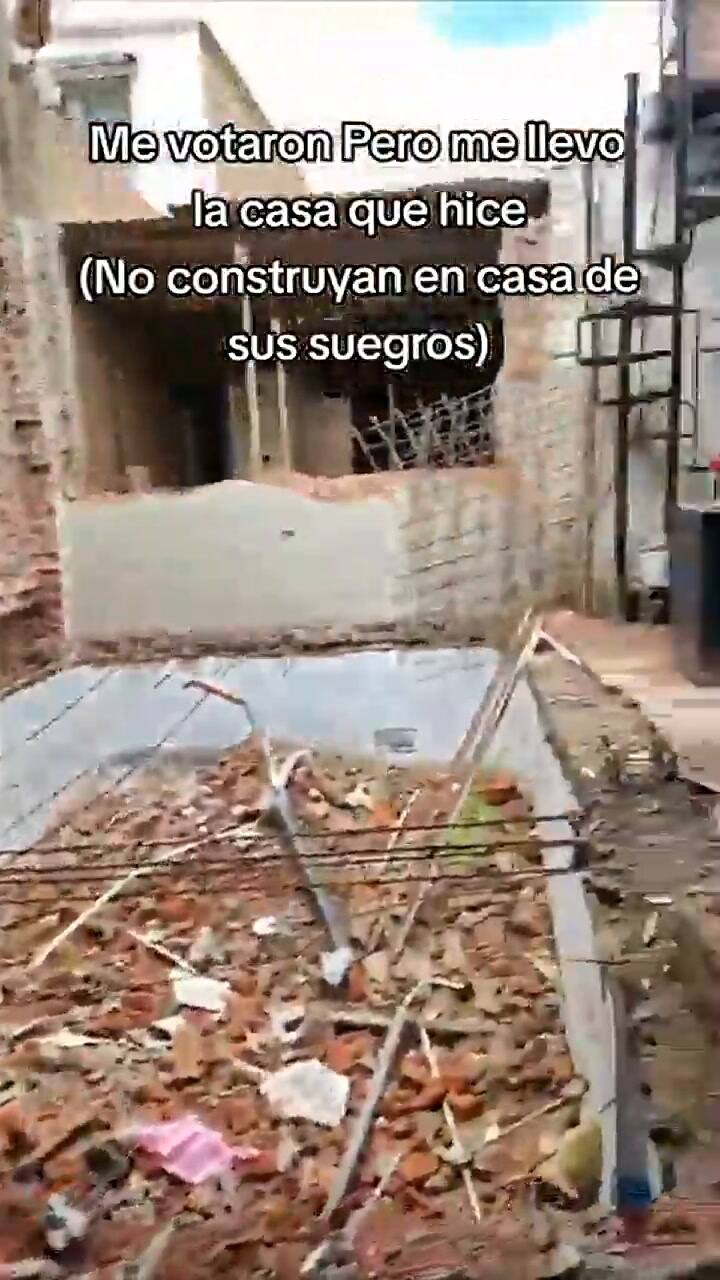 Un joven destruyó la casa que había construido junto a la de sus suegros