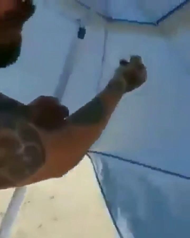 El video viral de un veraneante luchando con su sombrilla - Fuente: Twitter