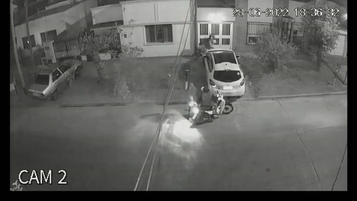 Motochorros asaltaron a una mujer y a sus hijos: los salvó el grito de un vecino