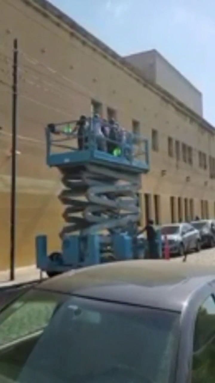 Un grupo de mujeres contrató una grúa para saludar a una amiga que está internada en el Fleming