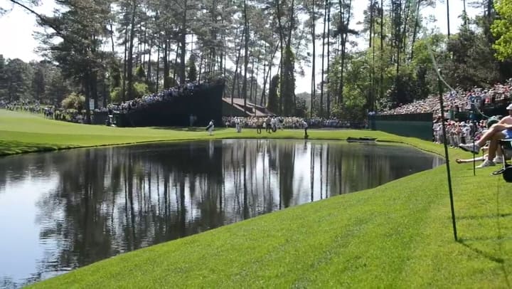 El público estalla con el hoyo en uno de Kaymer en 2012