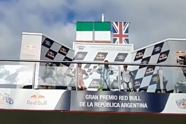 Valentino festejó con la camiseta de Maradona - Crédito: Pablo Lisotto