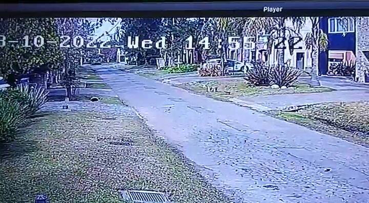 El delincuente cuando camina hacia la casa donde robó 500.000 dólares