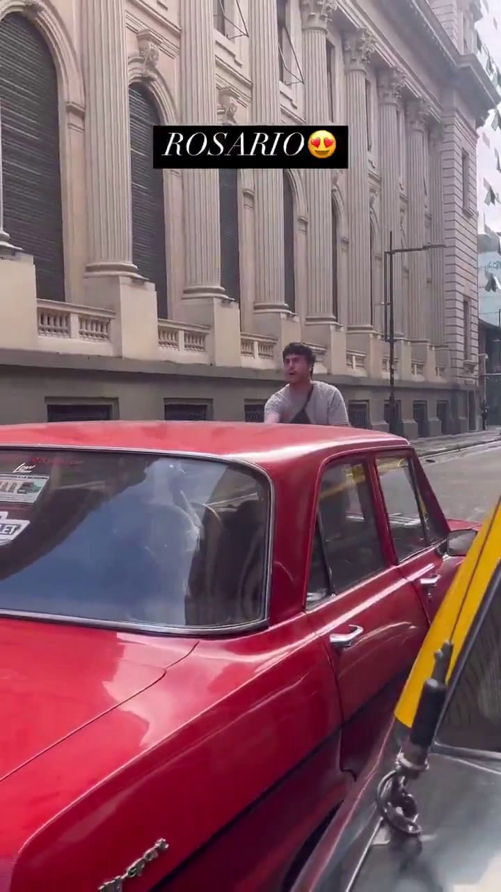 “¡Frená el auto!”: una discusión de tránsito terminó con un hombre trasladado arriba del capot de un auto