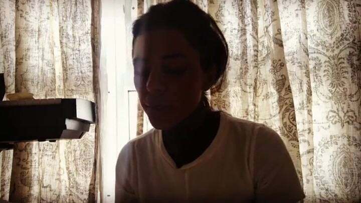 Candelaria Tinelli cantando 'Bello abril' de Fito Páez