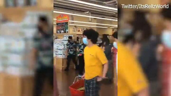 El ataque de furia de una mujer que se negó a usar barbijo en el supermercado - Fuente: YouTube