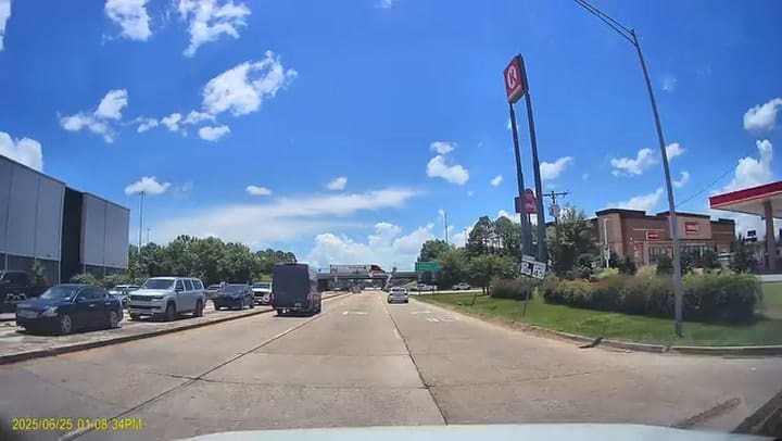 Un camión atropelló a un hombre que estaba en una cesta elevadora