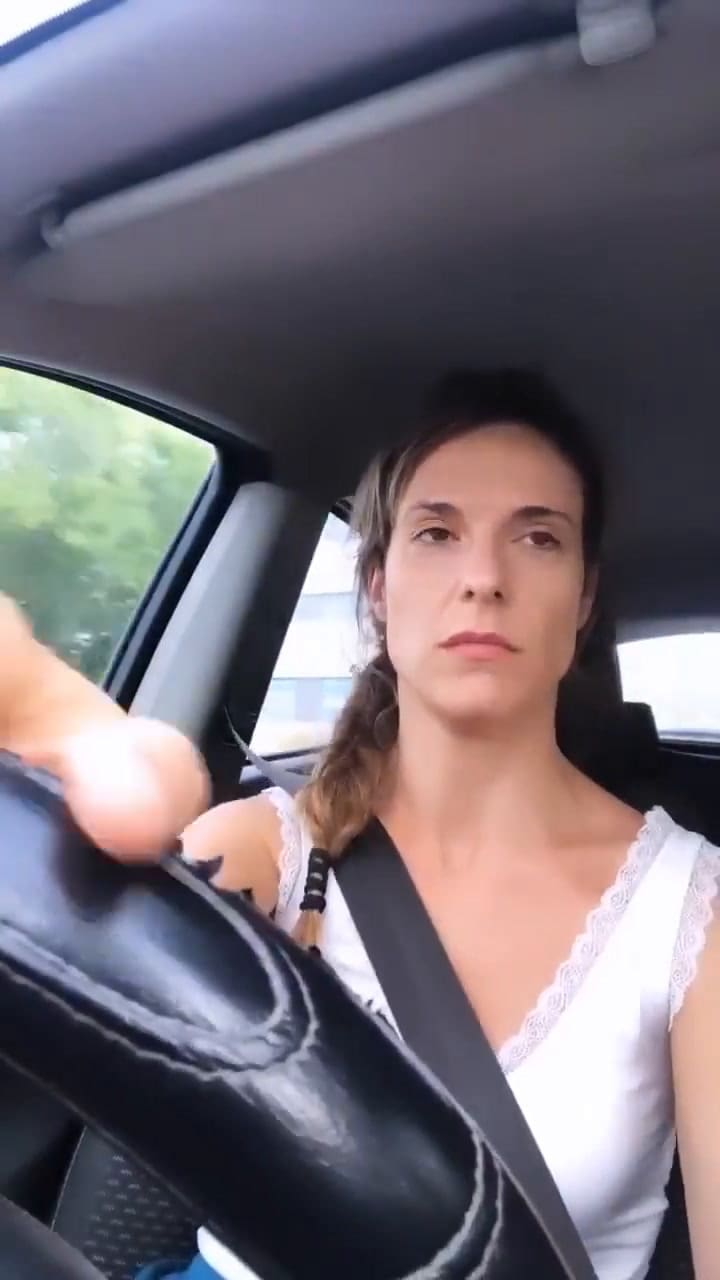 La voz de Google Maps discute con ella misma mientras maneja